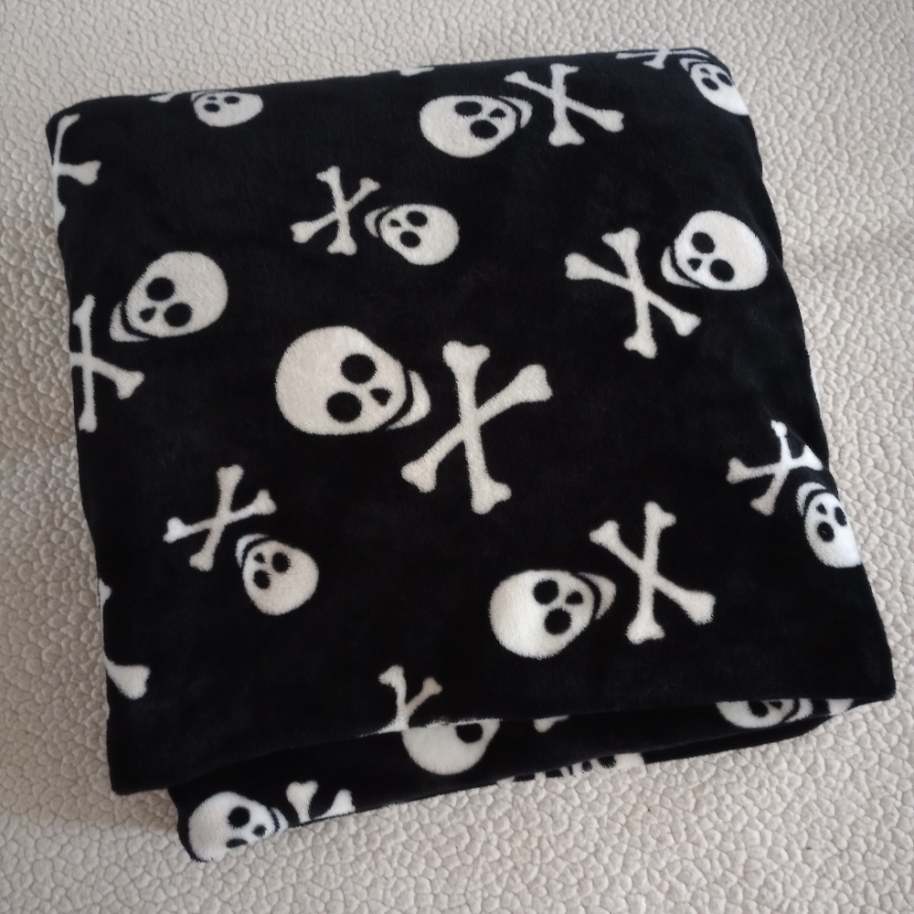 Velvet Plush Throw Blanket skulls and crossbones Halloween